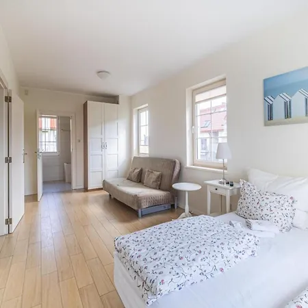 Beautiful And Spacious With A Balcony *
